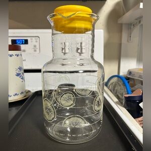 Vintage clear glass 2 quart drink container made by Pyrex, comes with lid